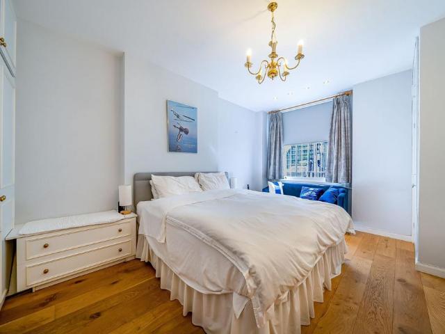 Queens Gate Gardens, South. 3 bed flat to rent £8,450 pcm £1,950 pw