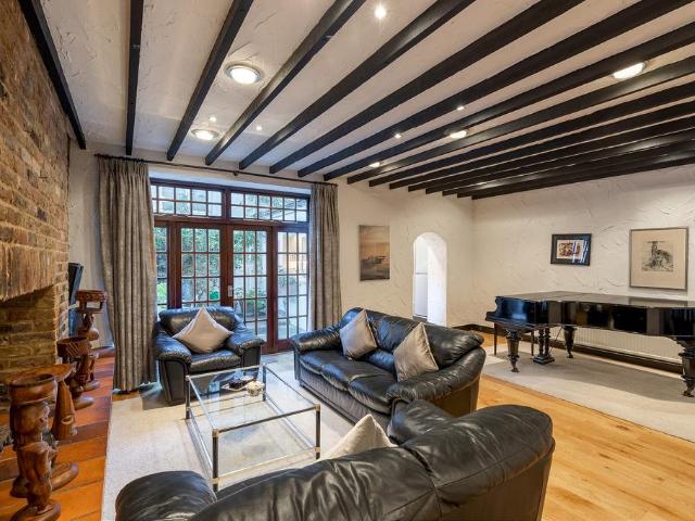 Queens Gate Gardens, South. 3 bed flat to rent £8,645 pcm £1,995 pw