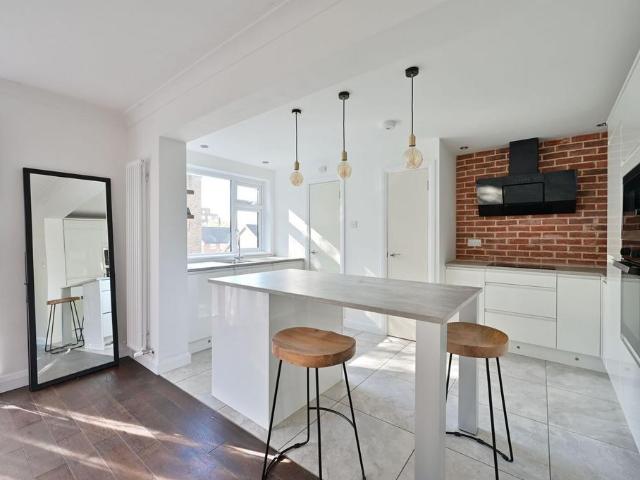 Queens Gate Gardens, West Putney. 2 bed flat to rent £3,650 pcm £842 pw