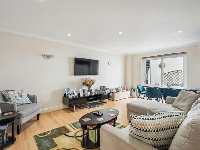 Queen's Gate, London SW7 1 bed flat to rent £3,000 pcm £692 pw