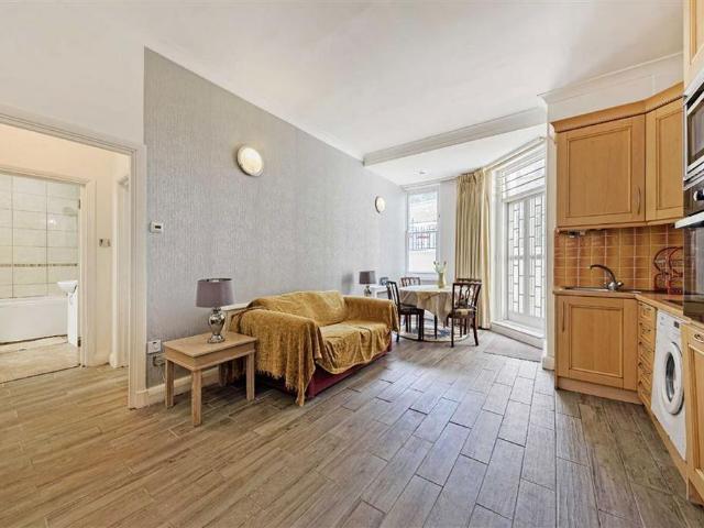 Queen's Gate, London SW7 2 bed flat to rent £3,500 pcm £808 pw