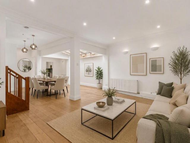 Queen's Gate Mews, London SW7 4 bed semi detached house to rent £8,996 pcm £2,076 pw