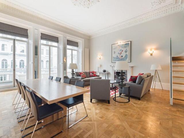 Queen's Gate Place, South Kensington. 2 bed flat to rent £7,999 pcm £1,846 pw