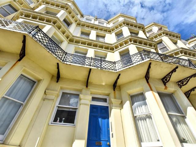 Queens Gardens, Eastbourne, BN21 2 bed flat to rent £1,100 pcm £254 pw