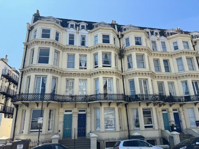 Queens Gardens, EASTBOURNE, BN21 2 bed flat to rent £1,100 pcm £254 pw