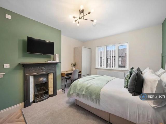 Queens Drive, Mossley Hill. Studio to rent £960 pcm £222 pw