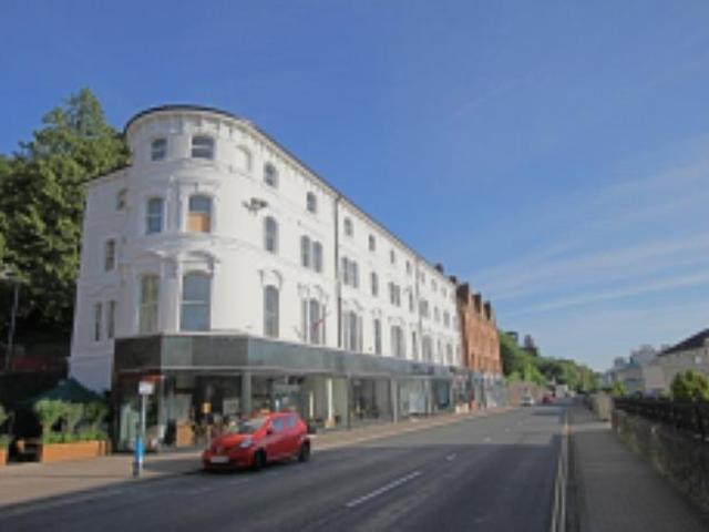 Queens Drive, Malvern. 2 bed apartment to rent £1,295 pcm £299 pw