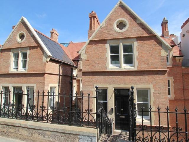 Queens Drive, Malvern. 3 bed apartment to rent £1,795 pcm £414 pw