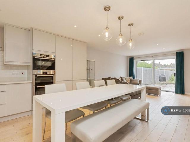 Queens Drive, Sevenoaks, TN14 3 bed terraced house to rent £2,300 pcm £531 pw