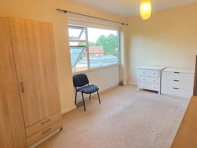 Queens Drive, Stockport, SK4 1 bed flat to rent £850 pcm £196 pw