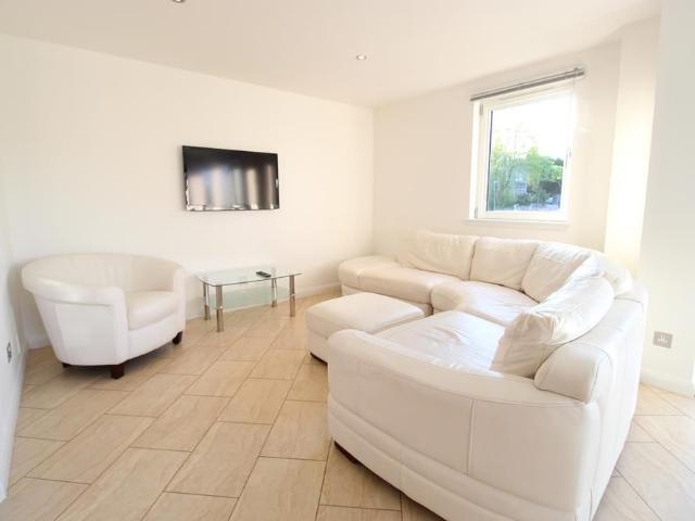 Queens Highlands, Third Floor AB15, 2 bed flat to rent, £1,195 pcm | PrimeLocation
