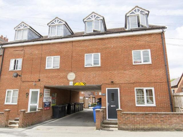 Queens Street, Desborough 2 bed flat to rent £850 pcm £196 pw