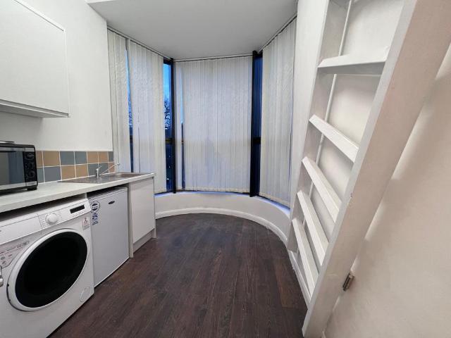Queens Parade, Brownlow Road, Bounds. Character property to rent £900 pcm £208 pw