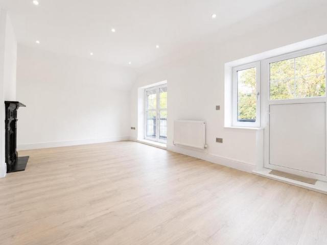 Queens Quarters, Mitcham 2 bed flat to rent £2,000 pcm £462 pw