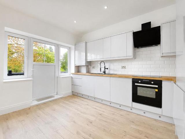 Queens Quarters, Mitcham 2 bed flat to rent £2,000 pcm £462 pw