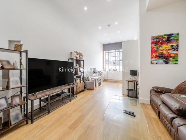 Queens Row, London, SE17 2 bed flat to rent £2,900 pcm £669 pw