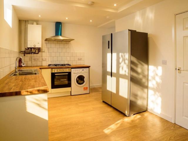 Queens Road 8 bed, Beeston NG9 8 bed house to rent £4,406 pcm £1,017 pw
