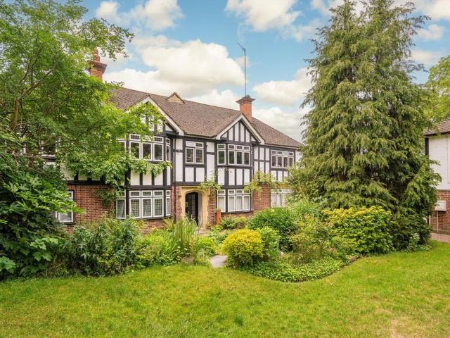 Queens Road, Teddington TW11 2 bed flat to rent £2,175 pcm £502 pw