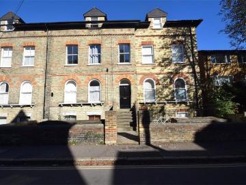 Queens Road, Twickenham 3 bed apartment to rent £2,400 pcm £554 pw
