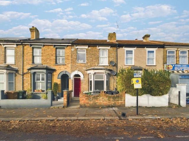 Queens Road, Walthamstow, London E17, 2 bed flat to rent, £2,200 pcm | PrimeLocation