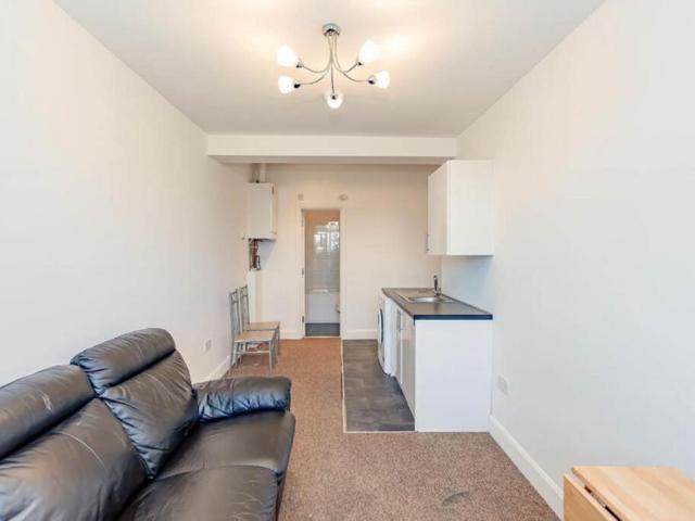 Queens Road, Watford 1 bed flat to rent £1,050 pcm £242 pw