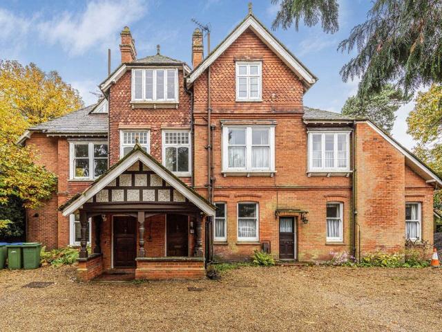 Queens Road, Weybridge KT13, 1 bed flat to rent, £1,800 pcm | PrimeLocation