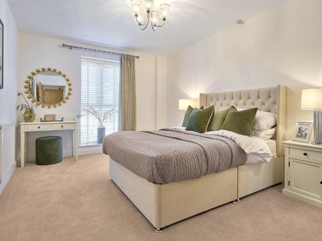 Queens Road, Weybridge KT13, 2 bed flat to rent, £6,050 pcm | PrimeLocation