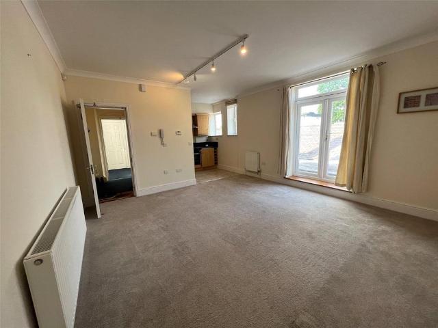Queens Road, Weybridge, Surrey, KT13 1 bed apartment to rent £1,250 pcm £288 pw