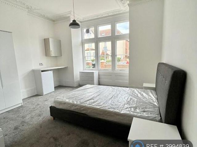 Queens Road, Worthing, BN11 1 bed in a house share to rent £800 pcm £185 pw