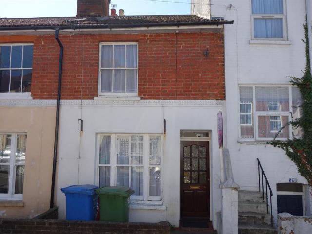 Queens Road, Aldershot 2 bed terraced house to rent £1,450 pcm £335 pw