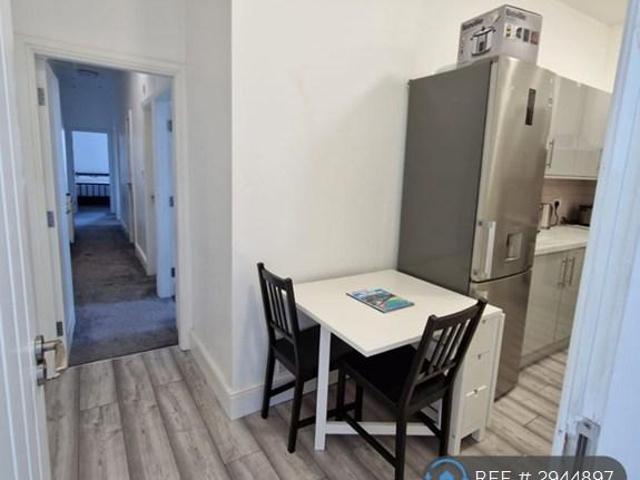 Queens Road, Beeston, NG9 3 bed flat to rent £1,400 pcm £323 pw