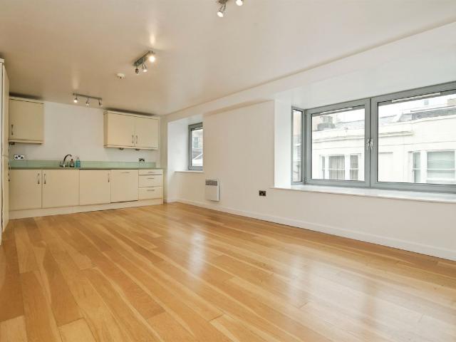 Queens Road, Brighton BN1, 2 bed flat to rent, £1,700 pcm | PrimeLocation