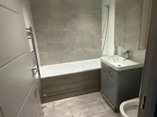 Queens Road, Buckhurst Hill, Essex IG9, 2 bed flat to rent, £1,795 pcm | PrimeLocation