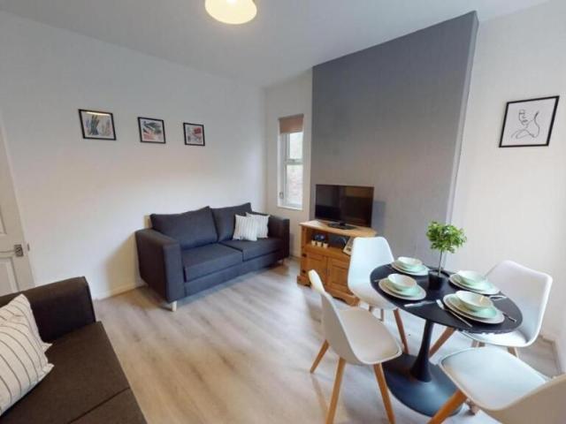 Queens Road East, Beeston NG9 4 bed semi detached house to rent £2,166 pcm £500 pw