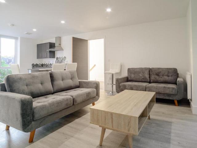 Queens Road East, Beeston NG9 5 bed flat to rent £3,012 pcm £695 pw
