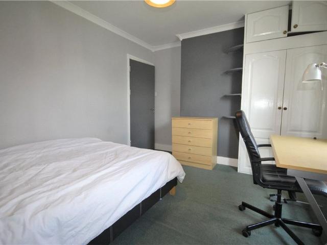 Queens Road, Egham, TW20 9RT