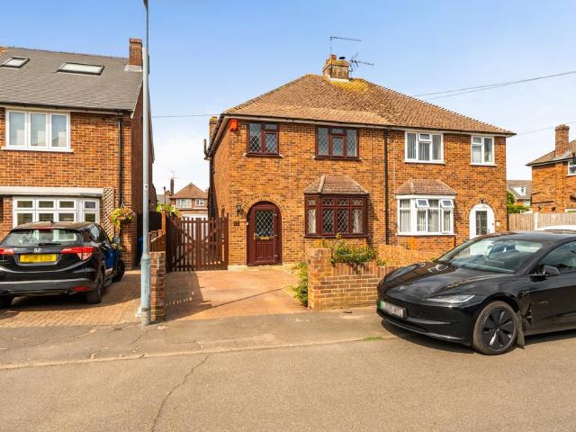 Queens Road, Eton Wick, Windsor, SL4 3 bed semi detached house to rent £2,300 pcm £531 pw
