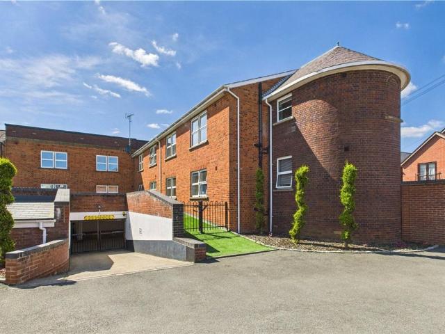 Queens Road, Farnborough, Hampshire. 1 bed flat to rent £1,200 pcm £277 pw