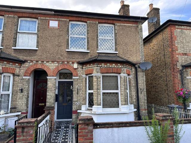Queens Road, Feltham TW13 3 bed terraced house to rent £2,000 pcm £462 pw
