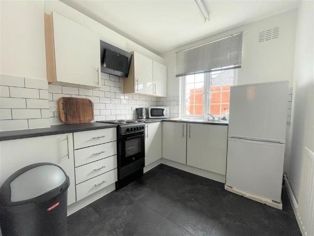 Queens Road, Hampshire GU14 1 bed in a house share to rent £700 pcm £162 pw