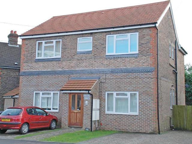 Queens Road, Haywards Heath 2 bed flat to rent £1,095 pcm £253 pw
