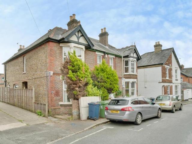 Queens Road, High Wycombe, HP13 2 bed semi detached house to rent £1,750 pcm £404 pw
