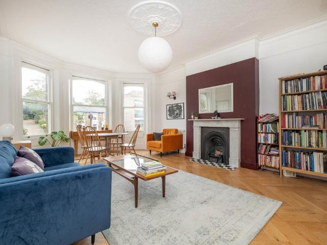 Queens Road Kingston Upon Thames KT2 2 bed apartment to rent £2,250 pcm £519 pw