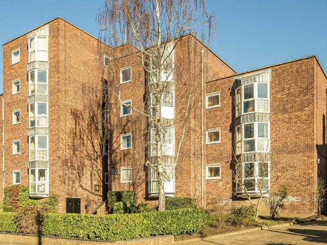 Queens Road, Kingston Upon Thames KT2 2 bed flat to rent £2,095 pcm £483 pw