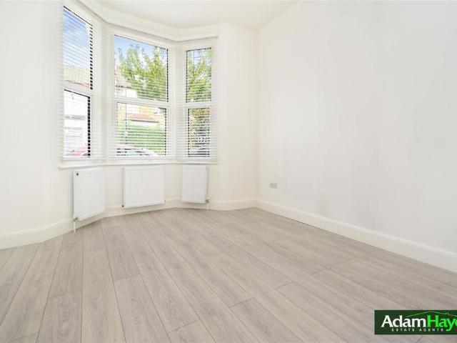 Queens Road, London N11 4 bed terraced house to rent £3,000 pcm £692 pw