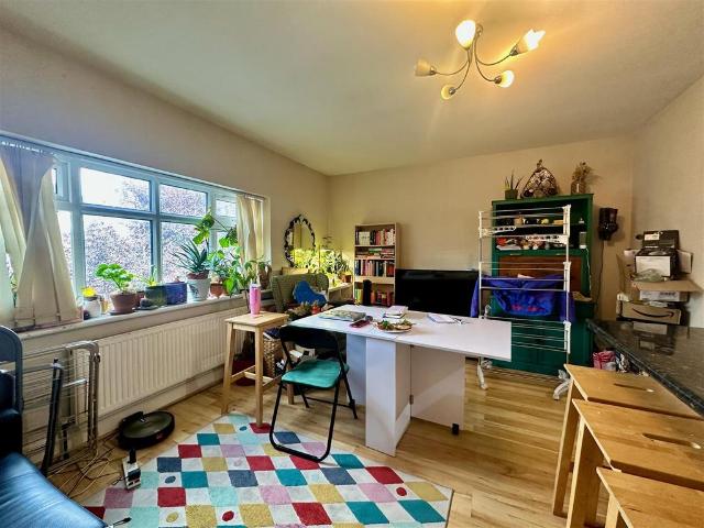 Queens Road, London SW19 2 bed flat to rent £2,000 pcm £462 pw