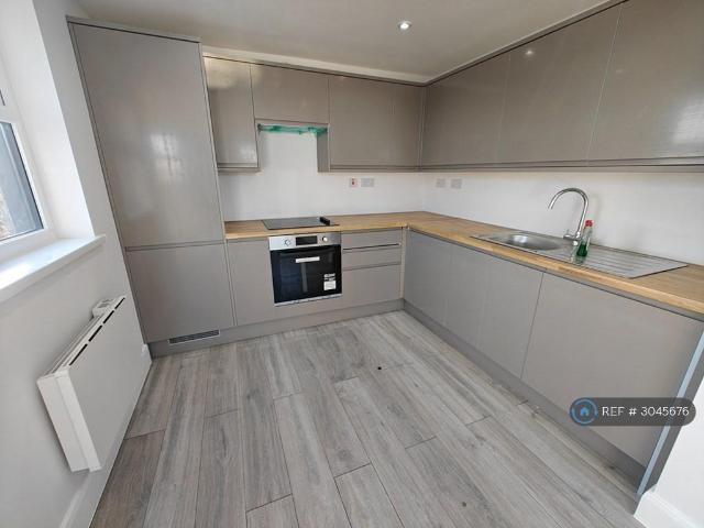 Queens Road, New Malden, KT3 3 bed flat to rent £2,350 pcm £542 pw