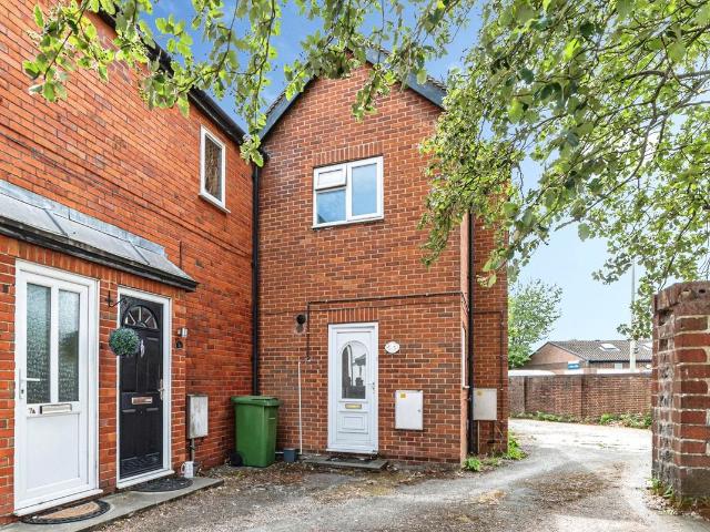 Queens Road, Newbury RG14, 1 bed semi detached house to rent, £1,100 pcm | PrimeLocation