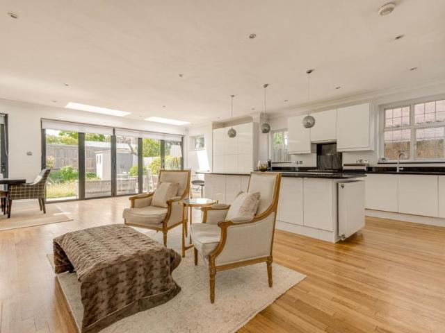 Queens Road, Richmond TW10 6 bed detached house to rent £11,500 pcm £2,654 pw