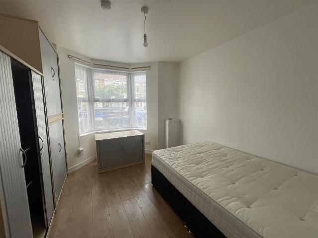 Queens Road, Southall UB2, 2 bed flat to rent, £1,550 pcm | PrimeLocation